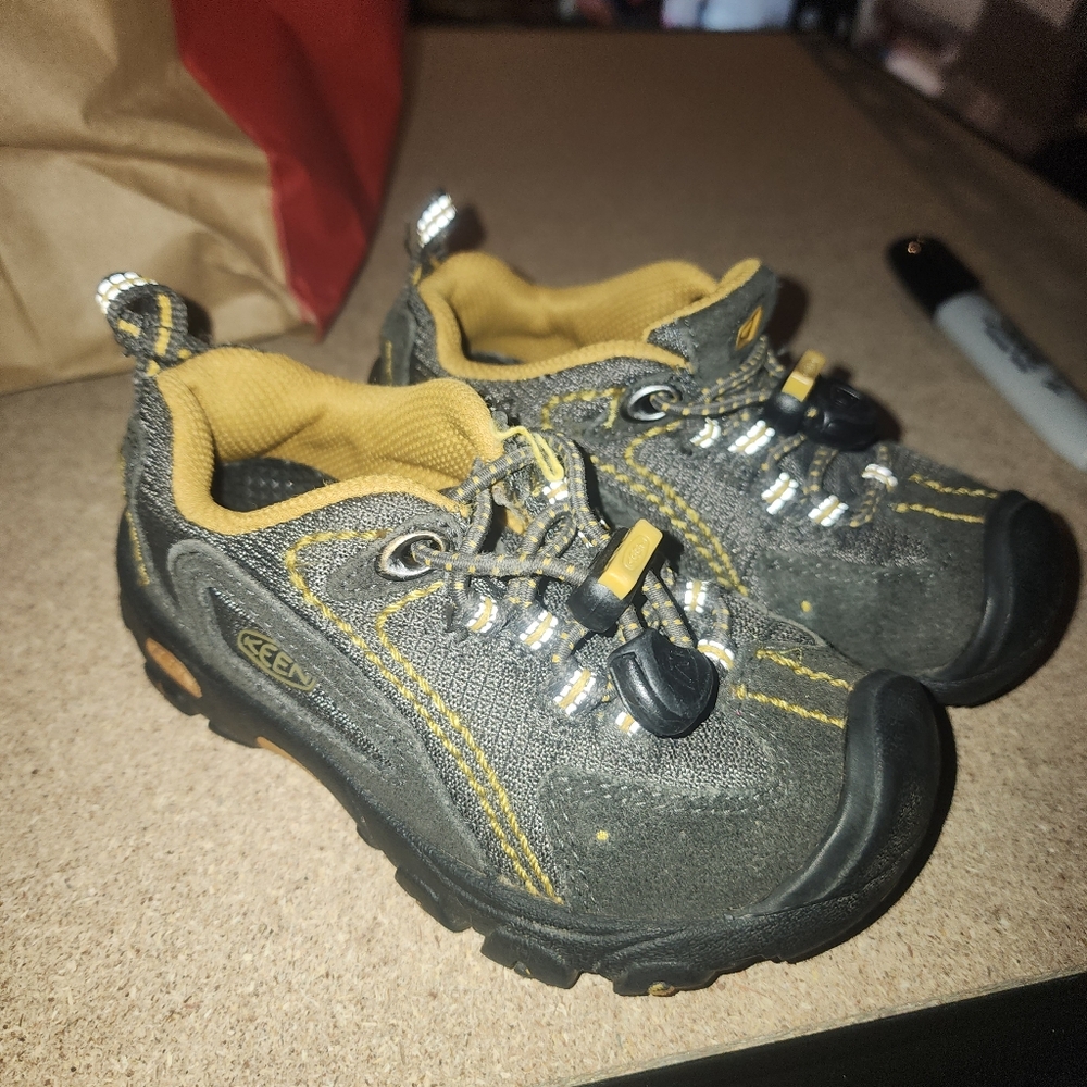 Sz 8M Keen Kids' Gray and Yellow Outdoor Slip-on Shoes